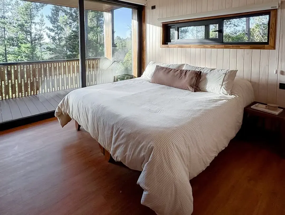 Dormitorio con ventanal